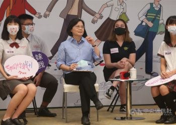 Lãnh đạo Đài Loan Thái Anh Văn (ngồi giữa) gặp gỡ các học sinh - Ảnh: CNA