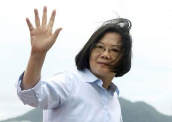 Lãnh đạo Đài Loan Thái Anh Văn vẫy tay trước báo giới tại thành phố Tân Bắc, Đài Loan - Ảnh: AP