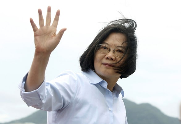 Lãnh đạo Đài Loan Thái Anh Văn vẫy tay trước báo giới tại thành phố Tân Bắc, Đài Loan - Ảnh: AP